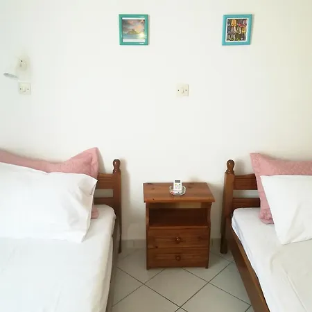 Minakos Apartments *