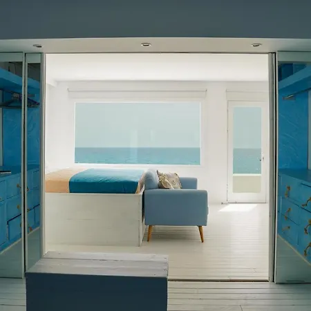 Boathouse Hotel *