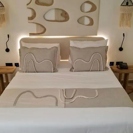 White Boutique & Hotel